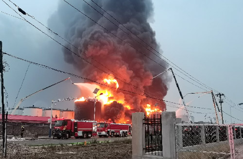 凯发k8天生赢家一触即发压缩空气泡沫消防车救援广东省佛山市高明区火灾