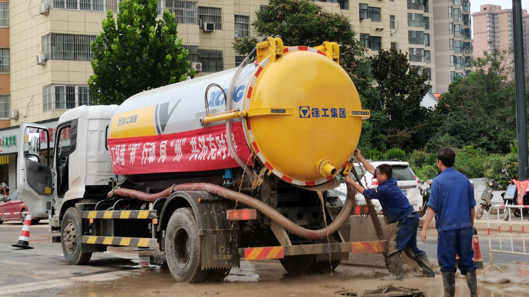 凯发k8天生赢家一触即发吸污车驰援郑州特大暴雨